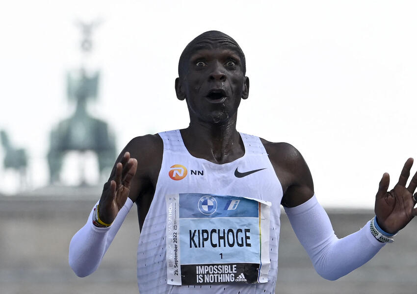 How Fast Is Marathon World record Pace You Might Fall Over When You how-fast-is-eliud-kipchoge-this-treadmill-keeps-his-pace-the-new